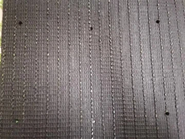 La cola a la part posterior de la gespa artificial és perjudicial?